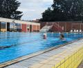 Bild: wrl
Diese beiden Badegäste wollen die letzte Gelegenheit, ins Freibad Oberviechtach zu gehen, nicht verpassen.