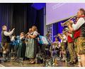 Archivbild: Hösamer
Die Erste Bayerische Bürgermeisterinnen- und Bürgermeister-Blaskapelle – hier bei ihrem Debüt in Neunburg vorm Wald – tritt am 17. September mit dem Fensterbacher Bürgermeister Christian Ziegler (links) als Dirigent und Musiker auf der Oidn Wiesn auf.