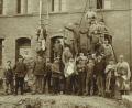 Bild: Archiv Stadtwerke/exb
Im April 1898 beschloss der damalige Tirschenreuther Magistrat ein Werk mit dem Namen „Städtisches Elektrizitätswerk Tirschenreuth“ zu errichten. Das Bild zeigt die Arbeiter bei der heutigen Stadtbücherei.
