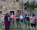 Bild: gi
In historischen Gewändern werden zahlreiche Besucher durch das über 800 Jahre alte Baudenkmal geführt – hier machen sie Station im Schlosshof.