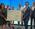 Bild: R. Kreuzer
Die Spendenübergabe (von rechts): Vorstandssprecher Bernhard Wolf und Regionalmarktleiter Christian Weigert, Peter Klein, Vorsitzender des Seniorenbeirats, Tina Abel-Pschierer von der Seniorenfachstelle der Stadt, Vorstand Thomas Ludwig und Sabine Frischholz, Amtsleitung für soziale Dienste.