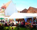 Bild: war
Ein ideales Ambiente für das Hoffest, mit der Nutzung von Zeltelementen und dem Einbeziehen von Städeln wird die Freifläche rund um den Beutnerhof mitten im Dorf auch für das Schattenspenden und als Wetterschutz genutzt