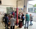 Bild: Dominik Göhl/exb
Ewald Oppl (in roter Latzhose) erklärte den Kindern einfache Reparaturen am Fahrrad.