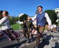Bild: Karl-Josef Hildenbrand
Oktoberfestbesucher stürmen nach der Eröffnung des Platzes, vor der Bavaria auf die Festwiese.