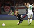 Bild: Daniel Löb/dpa
Nürnbergs Mats Möller Daehli (links) wird von Fürths Kapitän Branimir Hrgota gefoult.Vor allem in der zweiten Hälfte ging es im Franken-Derby richtig kernig zu.
