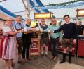 Bild: bsc
Mit nur einem Hammerschlag zapfte Bürgermeister Oskar Schuster (Dritter von links) das erste Fass Bier an. Auf das 37. Friedenfelser Herbstfest stieß er mit (von links) Jutta und Thomas Siepen, Braumeister Lukas Richtmann, Brauereibesitzer Karlheinz Mohr und Johannes Freiherr von Gemmingen-Hornberg an.