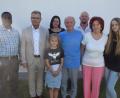 Bild: fz
Pfarrer Edwin Ozioko und Bürgermeister Karlheinz Budnik (von links) überbringen Walter und Jutta Bäumler Glückwünsche.