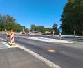 Bild: szl
Die Querungshilfe auf der Mähringer Straße beim Parkplatz gegenüber dem Landratsamt in Tirschenreuth ist fertiggestellt. Im nächsten Bauabschnitt wird bis November der Parkplatz ausgebaut.