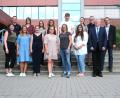 Bild: Klaus Schoefl/exb
Neue Lehrkräfte gibt es am Stiftland-Gymnasium. Das Bild zeigt (vorne, von links) Nadeshda Schweiger, Anja Malzer, Nina Wilholm, Laura Heuhserer, Christina Hofmann, Daniela Meidinger, Schulleiter Matthias Weiser sowie (hinten, von links) Benjamin Breitweg, Silvia Härtl, Alisa Bauer, Fabienne Schaumberger, Lukas Meckel, Melanie Walbrunn, Personalratsvorsitzenden Sascha Häcker und stellvertretenden Schulleiter Martin Putzlocher.