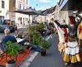 Bild: Petra Hartl
Einfach nur dasitzen oder zur selbst gemachten Musik tanzen – der internationale Parking Day machte es am Freitag auch in Amberg möglich.