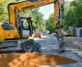 Bild: Petra Hartl
Der Bagger steht schon bereit, die Bauarbeiten für den Radweg in der Köferinger Straße haben begonnen.