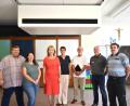 Bild: no
Präsentation einer Lüftungsanlage in einem Klassenzimmer mit (von links)Bürgermeister Dieter Dehling, Kämmerin Melanie Haller, Schulverbandsvorsitzende Brigitte Bachmann, Rektorin Gabi Pirner, Ludwig Meier (EPW-Planungsgesellschaft Eisenreich, Pirkl + Weigl), Helmut Maul (Elektrotechnik Haunritz) sowie Hausmeister Alwin Utz.