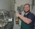 Bild: jr
Tobias Schraml hat das Rezept für den Karpfentrunk entwickelt. Herausgekommen ist ein goldrotes Bier.