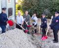 Bild: njn
Spatenstich zum Anbau des Feuerwehrhauses: Auf dem Bild (von links) Zweiter Vorsitzender Franz Wenning, Bürgermeister Johannes Reger, Bauamtsleiter Sebastian Kraus, Kommandant Rudi Schinner, Zweiter Kommandant Manuel Köllner und Vorsitzender Willi Kraus.