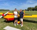 Bild: gdö
Nach dem Prüfungsflug gratulierte Frank Kurtz (rechts) vom Luftamt Nordbayern dem Flugschüler Felix Klemm.