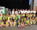 Bild: Grundschule Kümmersbruck/Högl
Gernot Schötz (hinten links), daneben Bürgermeister Roland Strehl mit den Kindern, Lehrern und Ehrengästen.