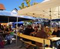 Bild: wel
Durch das schöne Wetter war der Dorfplatz gut bevölkert, um sich mit Weißwürsten, Gegrilltem oder Kaffee und Kuchen zu stärken.