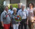 Bild: fz
Heidi und Georg Bauer (vorne, Mitte) sind 50 Jahre verheiratet. Pfarrer Edwin Ozioko und Bürgermeister Karlheinz Budnik (hinten von links) gratulieren.