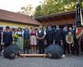 Bild: bnr
Die Bitte der Feuerwehr Wernberg wurde erhört. Bürgermeister Konrad Kiener und Pfarrer Markus Ertl sagten "Ja" zur Übernahme der Schirmherrenschaft. Im Bild von links: Zweiter Vorsitzender Florian Schmauß, Vorsitzender Werner Fischer, Judith Kiener, Schirmherr Bürgermeister Konrad Kiener, Festbraut Sonja Theierl, Ehrenschirmherr Pfarrer Markus Ertl, Kommandant Manuel Kraus, zweiter Kommandant Simon Ebenburger und Festleiter Max Geitner.
