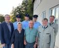 Bild: Lacher/exb
Vertreter der Feuerwehr und des Schützenvereins Altfalter gratulierten zusammen mit Bürgermeister Franz Grabinger (links) Simon Lacher (Vierter von rechts, mit Ehefrau Christa) zum 80. Geburtstag.