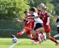 Bild: Hubert Ziegler
Kapitänin Lena Götz (Mitte) vom TSV Theuern hatte in dieser Szene die große Chance, ihre Mannschaft in Führung zu bringen, doch Katrin Hölzl (links) und Sophia Meier (rechts) vom SC Amicitia München konnten noch rechtzeitig stören.