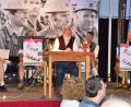 Bild: wku
Dieter Radl (Mitte) brachte dem Publikum mit viel Humor den Oberpfälzer Dialekt nahe. Mit ihm auf der Bühne sind die Musikanten von Blech-Akkord.