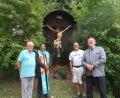 Bild: rha
Werner (links) und Dieter Berger (Zweiter von rechts), Stadtpfarrer Pater Robin (Zweiter von links) und Bürgermeister Hans-Martin Schertl freuen sich, dass das renovierte Wegkreuz wieder den Aufgang zur Bergkirche ziert.