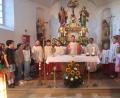 Bild: rha
Mit Pfarrer Daniel Fenk (Mitte) und Stadtpfarrer Pater Robin Xavier versammeln sich die Kinder zum gemeinsamen Vaterunser-Lied am Altar der Bergkirche.