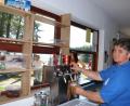 Bild: flt
Auch wenn Angela Riedl viel um die Ohren hat, muss sie auch selbst im Kiosk am Großen Weiher in Plößberg mit Hand anlegen. Auch der Verkauf hier hat den Bierabsatz nach Corona wieder angekurbelt und die Bekanntheit ihrer Brauerei erhöht.