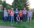Bild: awo
Regelmäßige Gäste im Bärnauer Umland sind Katja und Hans-Jürgen Konrad (Dritte und Vierter von rechts) aus Schleswig-Holstein. Ihre Gastgeber Hannelore (Zweite von links) und Bernhard Sertl (Zweiter von rechts) sowie Alfred Wolf (links) von der Tourist-Info bedankten sich für die Treue, ebenso weitere Familienmitglieder der Sertls und einige Nachbarn.