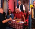 Bild: Johannes Weig, Schalob
Zoigl und Wein kommen sich beim "Schalob" in Albersrieth nicht in die Quere. Musiker Markus Brand sorgt für beste Unterhaltung.