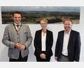 Bild: Hans Prechtl, Landratsamt Schwandorf/exb
Die neue Krankenhaus-Geschäftsführerin Janina Philipp und ihr Vorgänger Martin Baumann (rechts) statteten Landrat Thomas Ebeling einen Abschieds- und Vorstellungsbesuch ab.