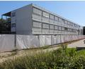 Archivbild: Wolfgang Steinbacher
Dieses Containergebäude, in dem Platz für etwa 150 Menschen ist, steht derzeit als Notunterkunft für Geflüchtete bei der Walter-Höllerer-Realschule in Sulzbach-Rosenberg.