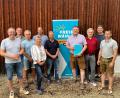 Bild: Stefanie Gradl
Stellvertretender Landesvorsitzender Hans Martin Grötsch (links) und FW-Landtagskandidat Bernhard Heinisch (Sechster von links) überreichten Bürgermeister Hans-Martin Schertl (Vierter von rechts) die Goldene Ehrennadel der Freien Wähler Bayern.