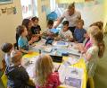 Bild: gf
Die Kinder vom Kindergarten Christkönig fertigen gemeinsam mit ihren Erzieherinnen Irene Späth (hinten) und Birgit Huber ihre Baselitz-Drucke an.