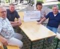 Bild: u
Genau 500 Euro haben die beiden Sitzplatzgarnituren gekostet, die der Förderkreis Altenhilfe den Bewohnern des BRK Seniorenwohn- und Pflegeheims St. Barbara spendiert hat (von links) Schatzmeister Reinhold Birner, Schriftführer Martin Merkl, Heimleiterin Astrid Geitner und Vorsitzender Werner Schulz.