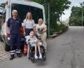 Bild: Malteser/exb
Der Herzenswunsch-Krankenwagen der Malteser aus Weiden mit Hannah Heimburger und Jürgen Hunger holt Anatolii und seine Mutter Anasthasia ab.