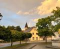 Bild: dob
Wie ein Lichtbogen taucht der Regenbogen neben der Evangelischen Stadtkirche die Stadt in ein schillerndes Abendlicht.
