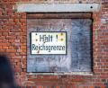 Bild: Jens Büttner
"Halt Reichsgrenze" steht auf einem Schild an einem Gebäude in Mecklenburg-Vorpommern, das am Dienstag im Zuge des "Hammerskins"-Verbots durchsucht wurde. Die Neonazi-Gruppe war wohl auch in der Oberpfalz aktiv.