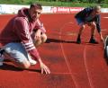 Bild: gsp
Christoph Schuster (ESV Amberg, links) und Andrea Bellotto (TV Amberg, rechts) zeigen die Schäden der Lauffläche der 400-Meter-Bahn.