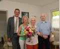 Bild: bey
Herbert und Edeltraut Huber feierten am 18. September das seltene Fest der Gnadenhochzeit. Bürgermeister Ernst Schicketanz und Marianne Scholz als Betreuerin gratulierten an diesem Tag mit herzlichen Worten.