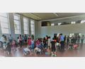 Bild: gz
Zum Abschluss des Ferienprogramms in Eslarn gibt es in der Turnhalle einen "Süßigkeiten-Regen".