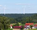 Bild: jp
Auch in Zukunft werden sich nur die beiden bestehenden Windräder- an der Gemeindegrenze zwischen Kastl und Ursensollen drehen.
