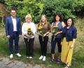 Bild: Carina Rieger/exb
Rektor Jürgen Bayer hieß (von links) Michaela Lankl, Natalie Wolf und Beate Wettinger an der Mittelschule Tirschenreuth willkommen. Auch Konrektorin Cornelia Heller-Trinks wünschte einen guten Start.