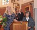 Bild: swo
Kirchenpflegerin Susanne Lindner (links) überreichte ihrer Mesnerkollegin Ingrid Silbermann (rechts) zum 10. Dienstjubiläum einen Blumenstrauß.