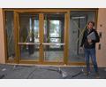 Bild: jr
Noch eine Weile geschlossen bleiben müssen die Türen des neuen Kinderhauses Purzelbaum. Architekt Alexander Juretzka – hier vor dem Haupteingang – nannte als neuen Termin für den Betriebsstart die 46. Kalenderwoche, also Mitte November.