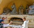 Bild: Petra Hartl
Architektin Carola Setz (links), die für die Sanierung der Basilika St. Martin verantwortlich zeichnet, nimmt die Figuren des Ölbergs unter die Lupe.
