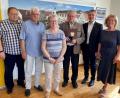 Bild: Maria Schuierer/exb
Josef Zetterer (Dritter von rechts) wurde von Bürgermeister Andreas Wopperer (Zweiter von rechts) für seine Verdienste um den Sport mit der Konrad-Max-Kunz-Medaille ausgezeichnet.
