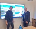 Bild: Wolfgang Fenzl / LRA Tirschenreuth/exb
Landrat Roland Grillmeier (rechts) und Fabian Polster (Presse- und Öffentlichkeitsarbeit) nehmen den Chatbot in Betrieb.