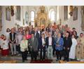 Bild: kro
Die 20 Jubelpaare mit Pfarrer Konrad Amschl und Pastoralreferentin Maria Wagner (von rechts) beim Ehejubiläumsgottesdienst in der Pfarrkirche St. Nikolaus in Bärnau.